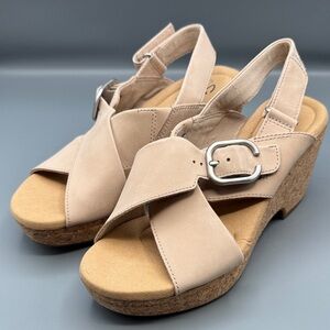 Clarks® Giselle Dove Women's Leather Wedge Sandals